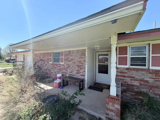 Photo 2 — 2501 Manor Road, Yukon, OK 73099