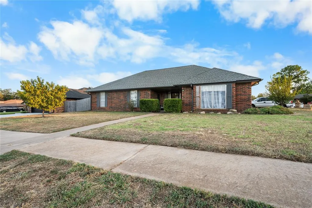 Front exterior — 1816 N Lincoln Avenue, Moore, OK 73160