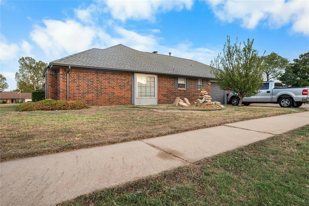 Photo 2 — 1816 N Lincoln Avenue, Moore, OK 73160