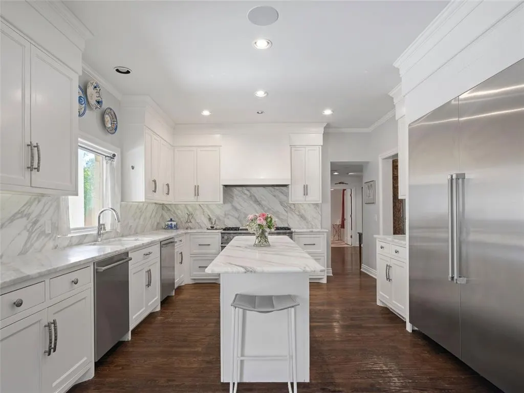Photo 9 — 6803 Avondale Drive, Nichols Hills, OK 73116
