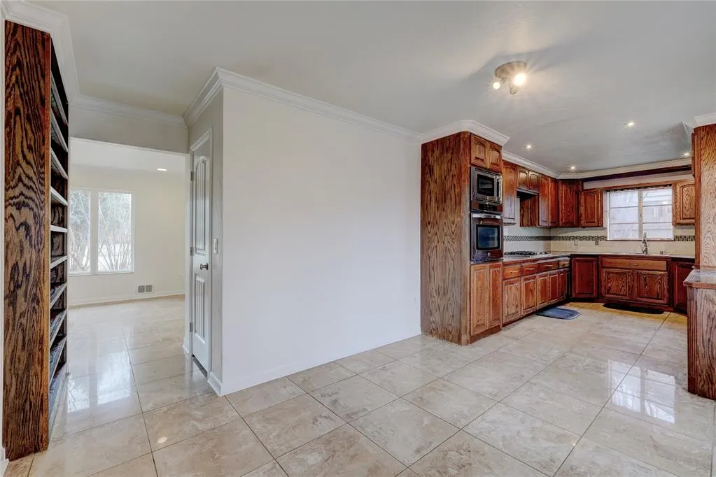 Photo 5 — 1501 Carlisle Court, Oklahoma City, OK 73120
