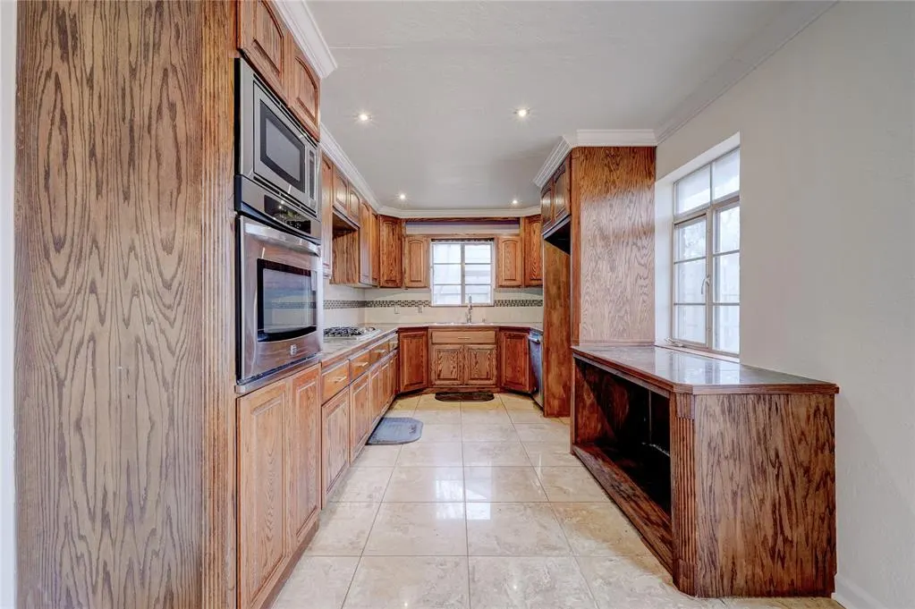 Photo 6 — 1501 Carlisle Court, Oklahoma City, OK 73120