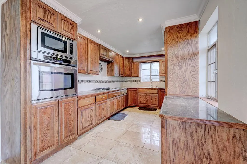 Photo 7 — 1501 Carlisle Court, Oklahoma City, OK 73120
