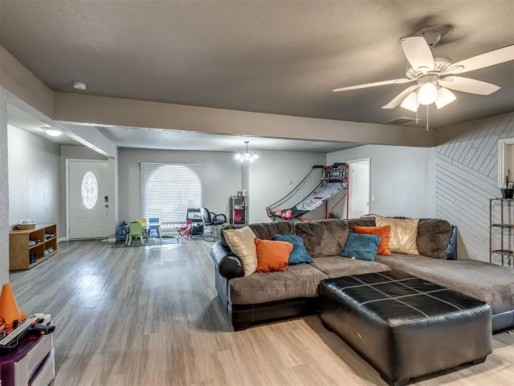 Photo 12 — 10901 N Villa Avenue, Oklahoma City, OK 73120