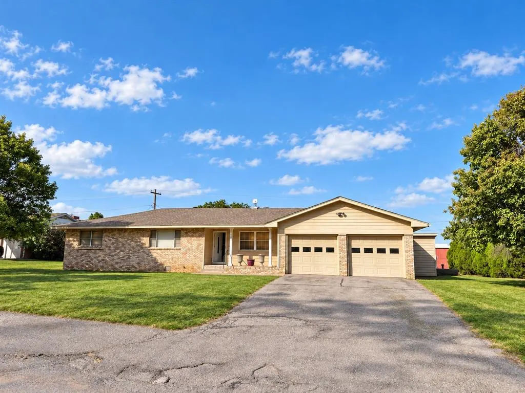 Front exterior — 205 S Highland Drive, Erick, OK 73645