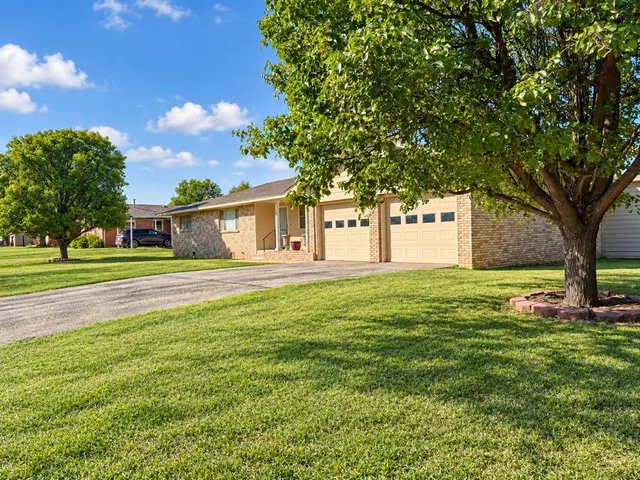 Photo 3 — 205 S Highland Drive, Erick, OK 73645