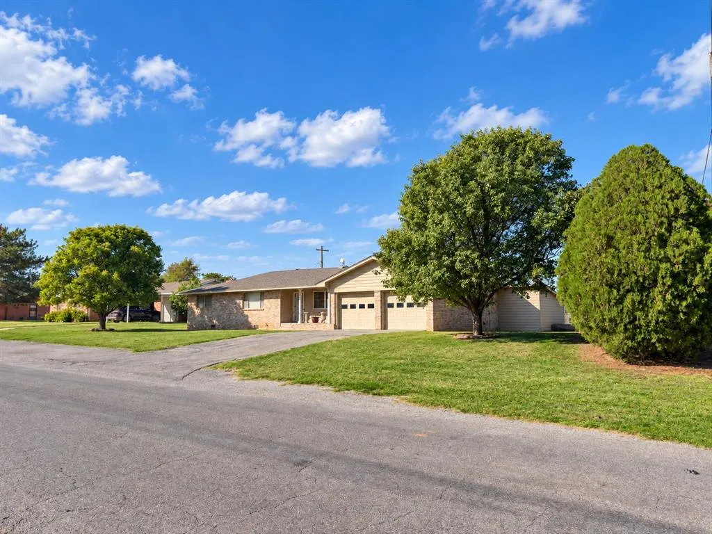 Photo 4 — 205 S Highland Drive, Erick, OK 73645