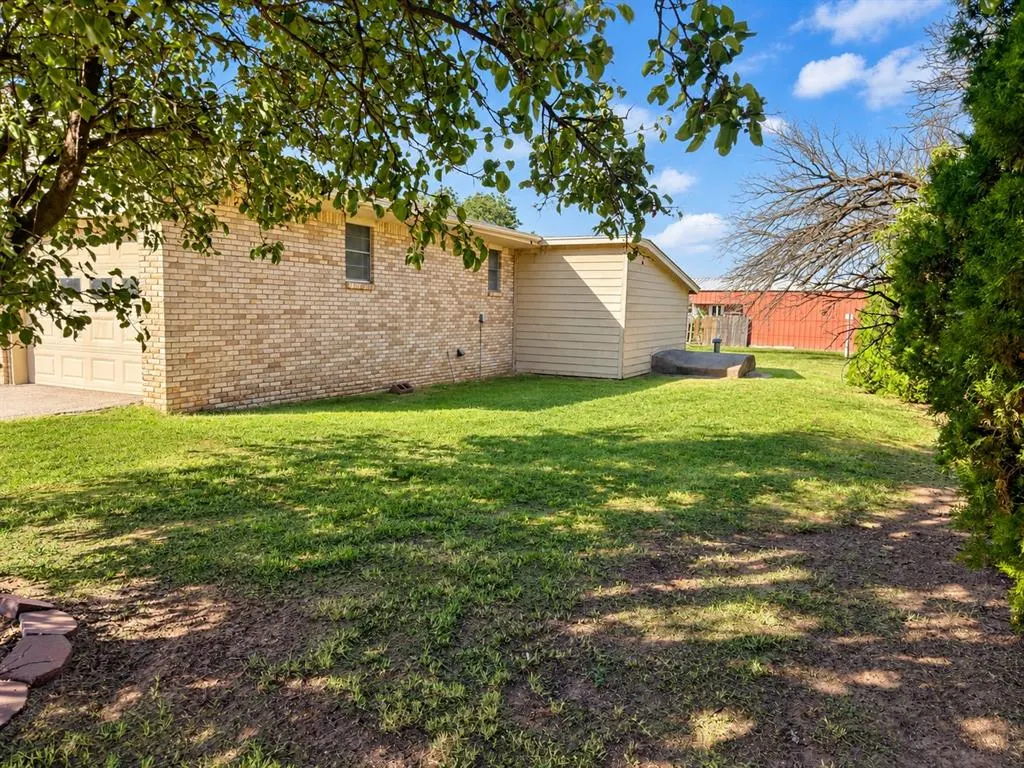 Photo 28 — 205 S Highland Drive, Erick, OK 73645