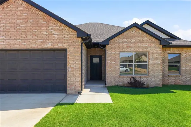 Photo 2 — 704 N Cottontail Way, Mustang, OK 73064