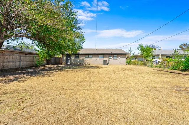 Photo 4 — 852 NW 9th Street, Moore, OK 73160