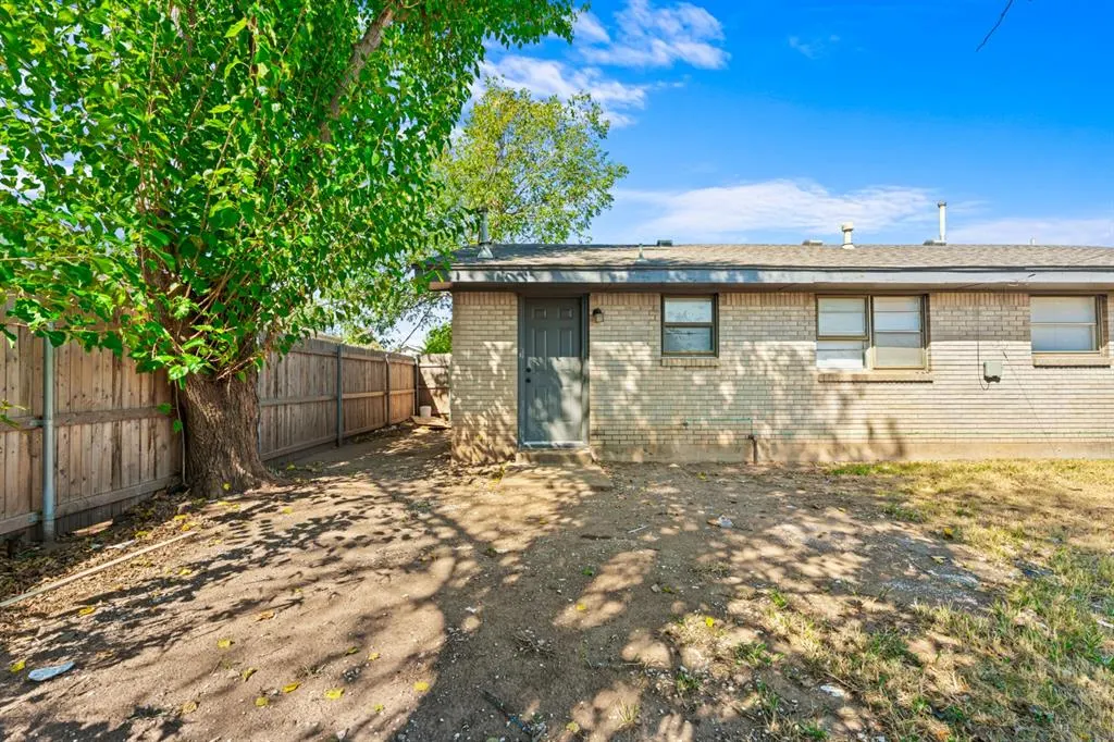 Photo 5 — 852 NW 9th Street, Moore, OK 73160