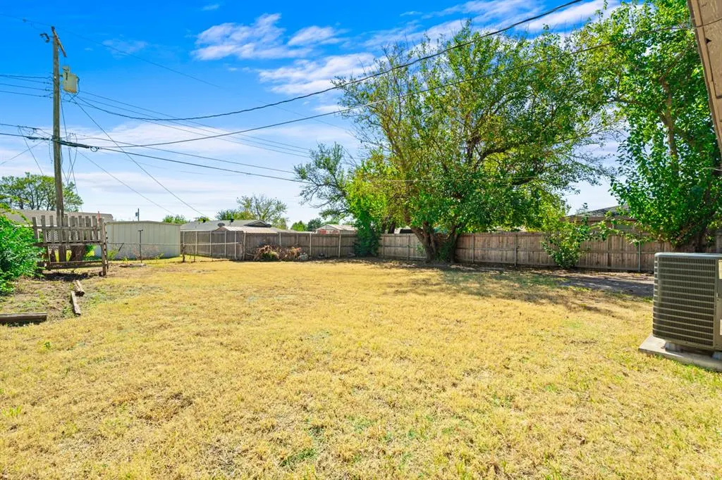 Photo 6 — 852 NW 9th Street, Moore, OK 73160