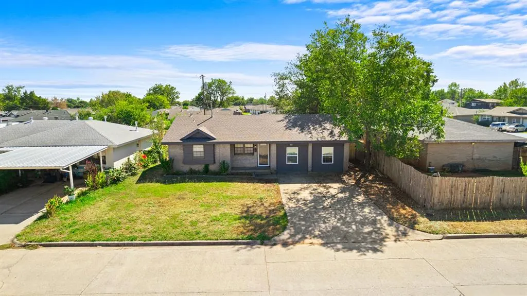 Photo 7 — 852 NW 9th Street, Moore, OK 73160