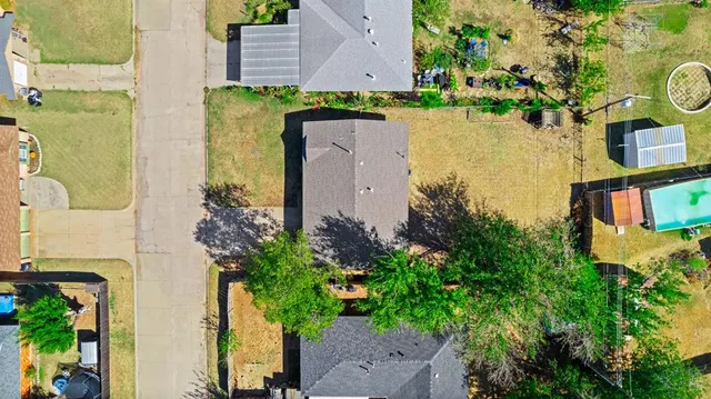 Photo 8 — 852 NW 9th Street, Moore, OK 73160