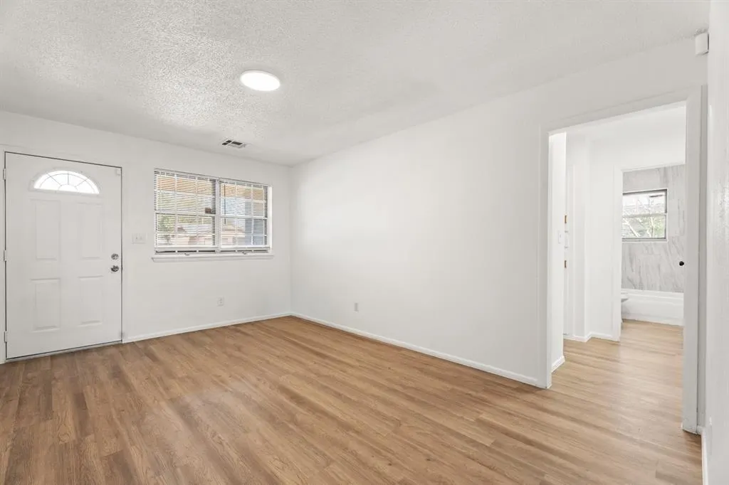 Photo 11 — 852 NW 9th Street, Moore, OK 73160