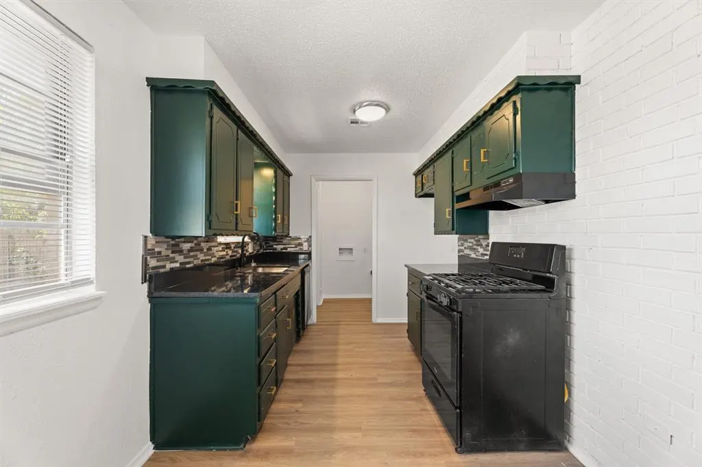 Photo 13 — 852 NW 9th Street, Moore, OK 73160