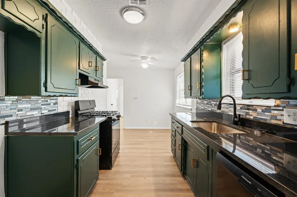 Photo 14 — 852 NW 9th Street, Moore, OK 73160