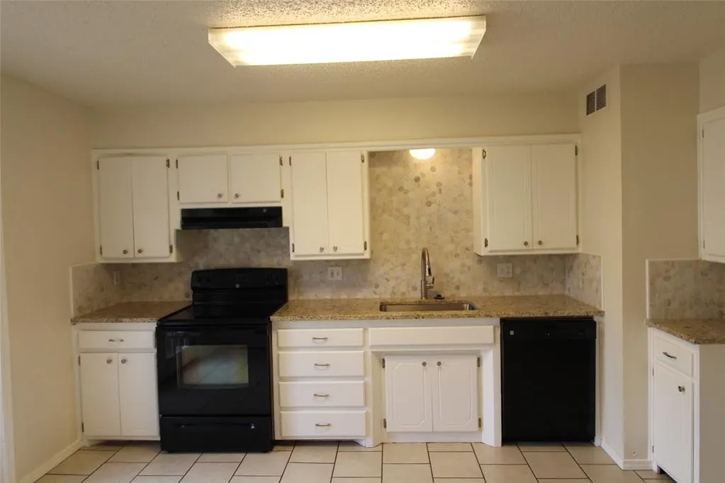 Photo 2 — 121 Stonewood Drive, Noble, OK 73068