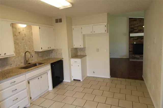 Photo 5 — 121 Stonewood Drive, Noble, OK 73068