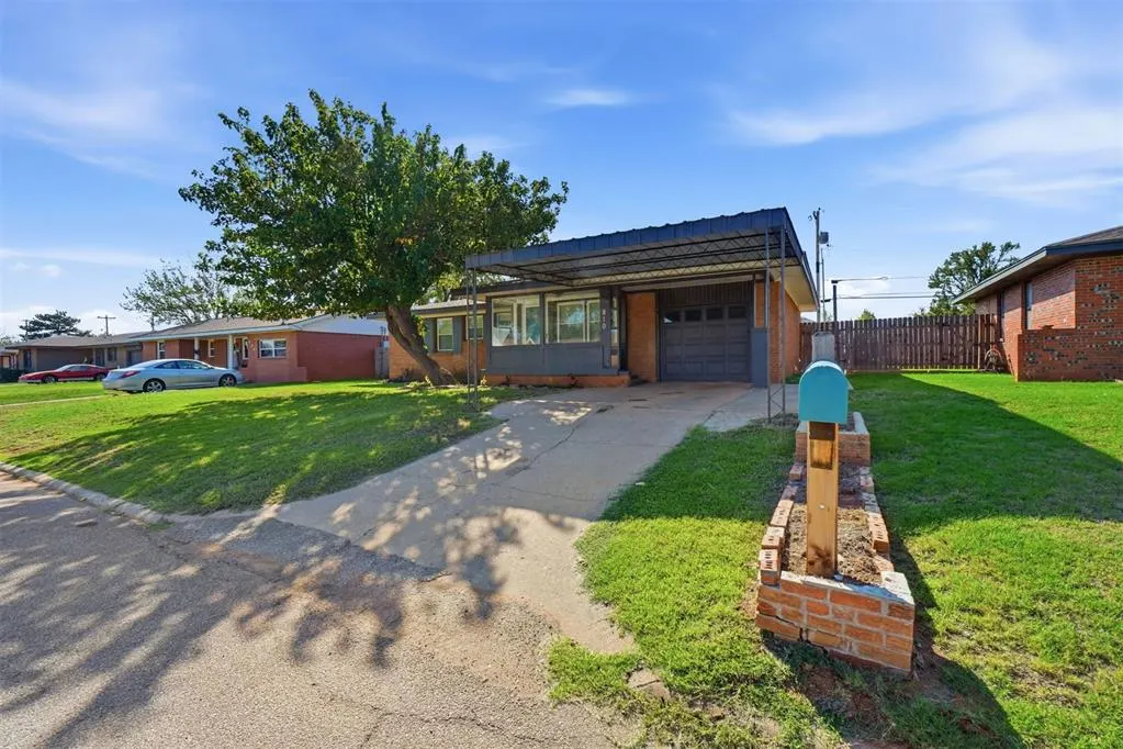 Photo 2 — 810 Standifer Road, Elk City, OK 73644