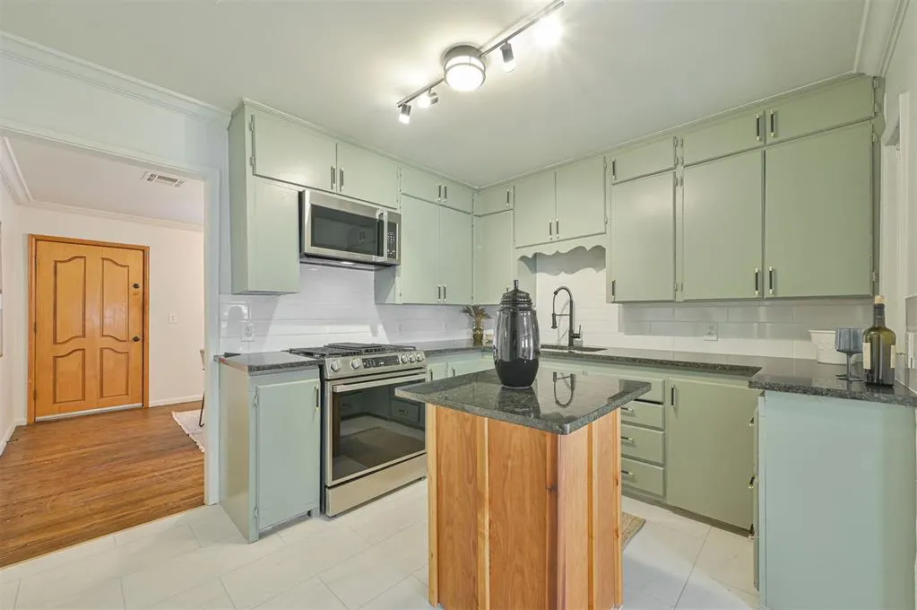 Photo 14 — 1004 N Locust Lane, Midwest City, OK 73110
