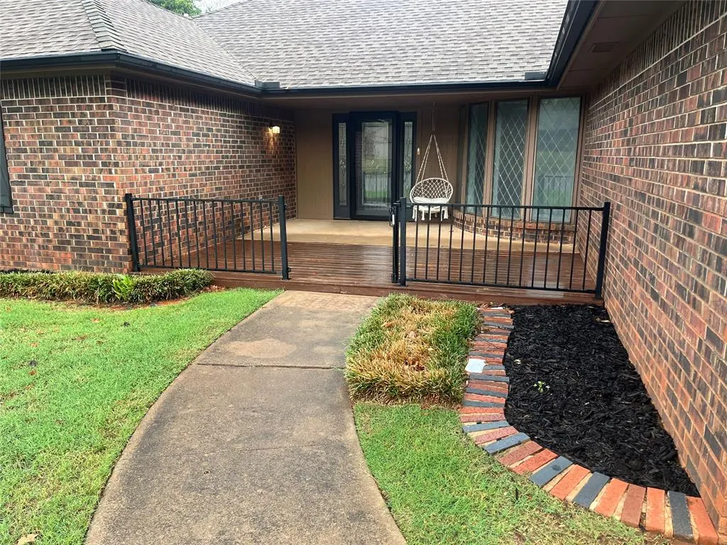 Photo 2 — 300 Little Chisholm Circle, Edmond, OK 73012