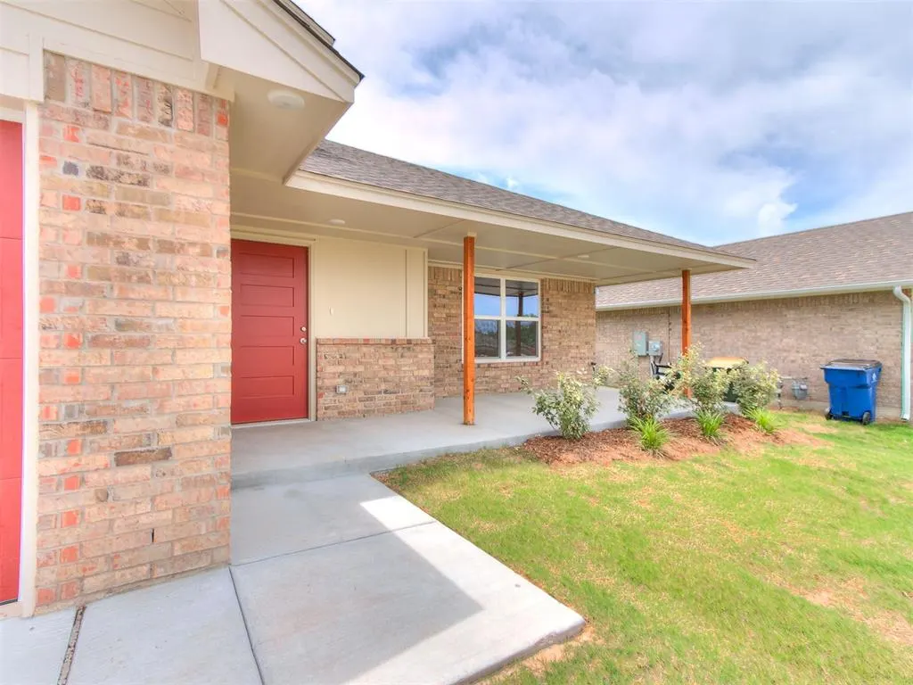 Photo 2 — 925 Hazy Brook Circle, Chickasha, OK 73018