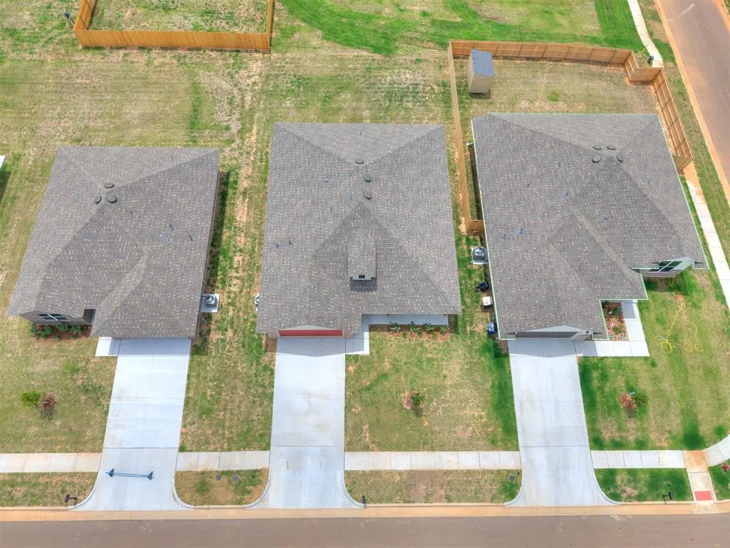 Photo 3 — 925 Hazy Brook Circle, Chickasha, OK 73018