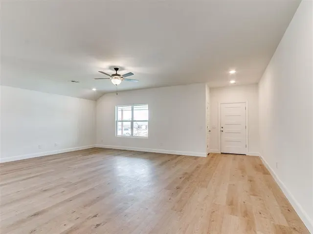 Photo 5 — 925 Hazy Brook Circle, Chickasha, OK 73018