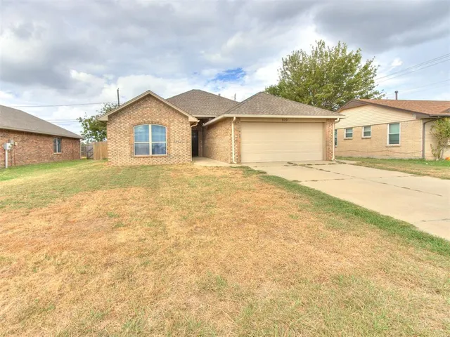Photo 3 — 809 SW 8th Street, Moore, OK 73160