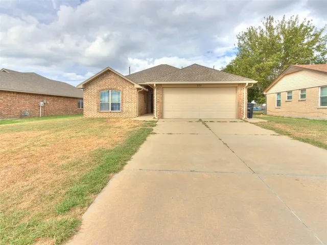 Photo 4 — 809 SW 8th Street, Moore, OK 73160