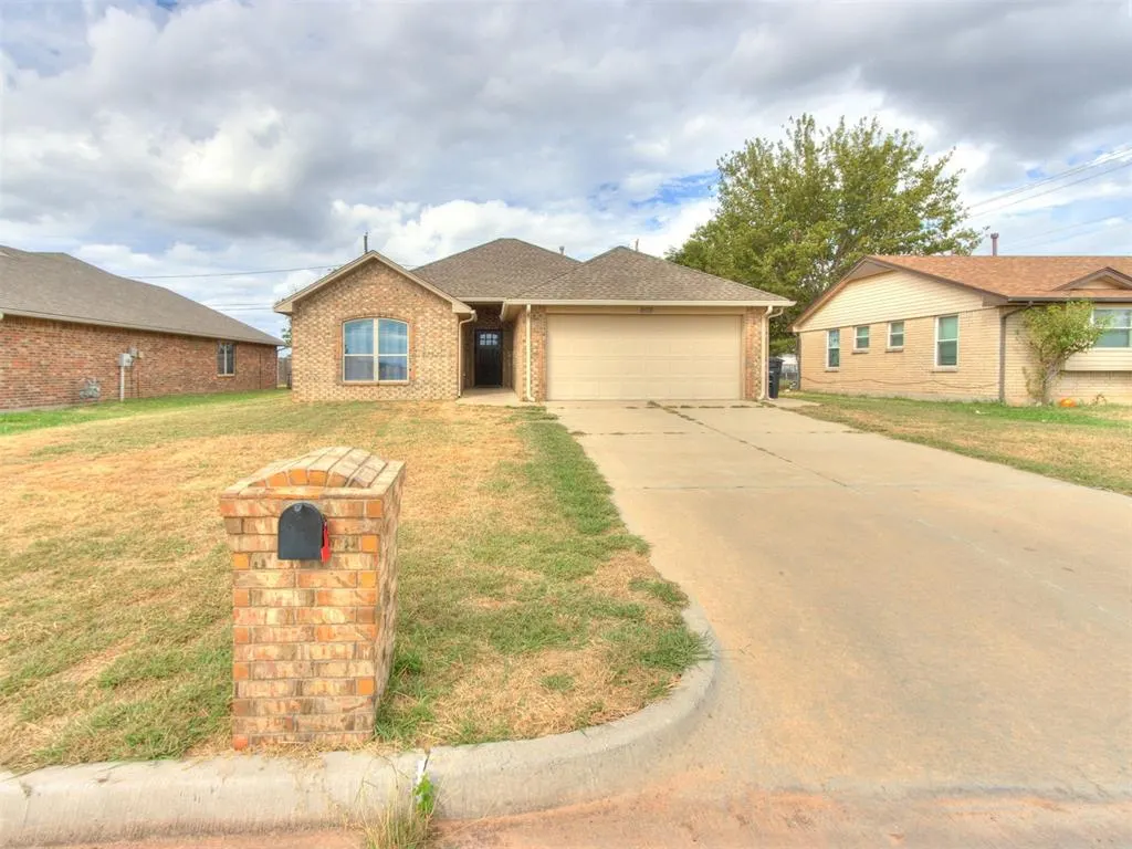 Photo 6 — 809 SW 8th Street, Moore, OK 73160
