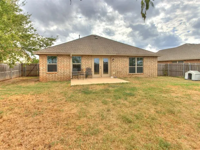 Photo 7 — 809 SW 8th Street, Moore, OK 73160
