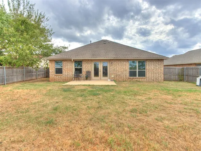 Photo 8 — 809 SW 8th Street, Moore, OK 73160
