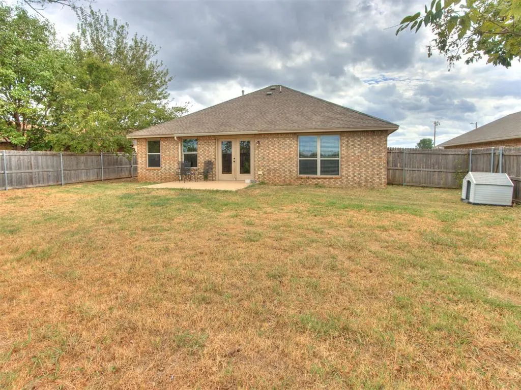 Photo 9 — 809 SW 8th Street, Moore, OK 73160