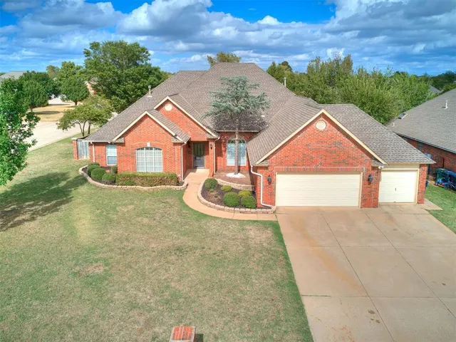 Photo 3 — 2413 Villa Lante Circle, Oklahoma City, OK 73170