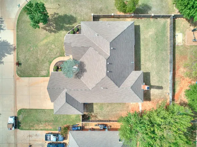 Photo 4 — 2413 Villa Lante Circle, Oklahoma City, OK 73170