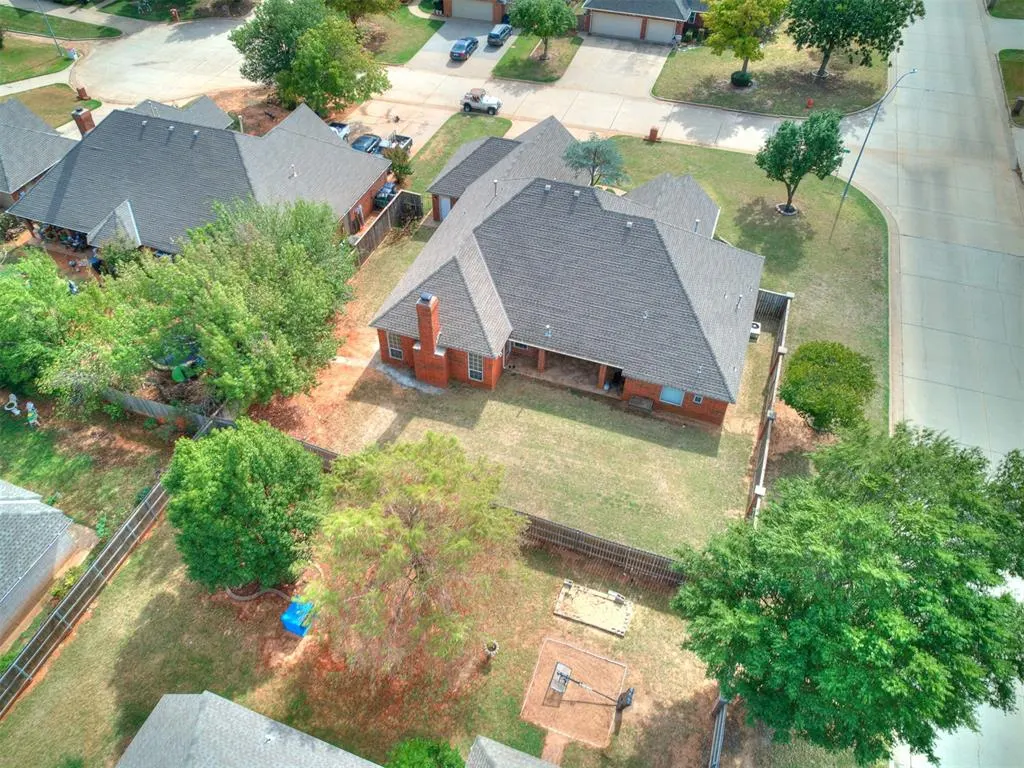 Photo 6 — 2413 Villa Lante Circle, Oklahoma City, OK 73170