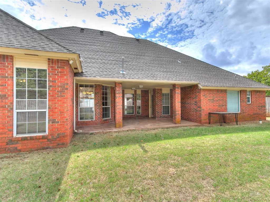 Photo 7 — 2413 Villa Lante Circle, Oklahoma City, OK 73170