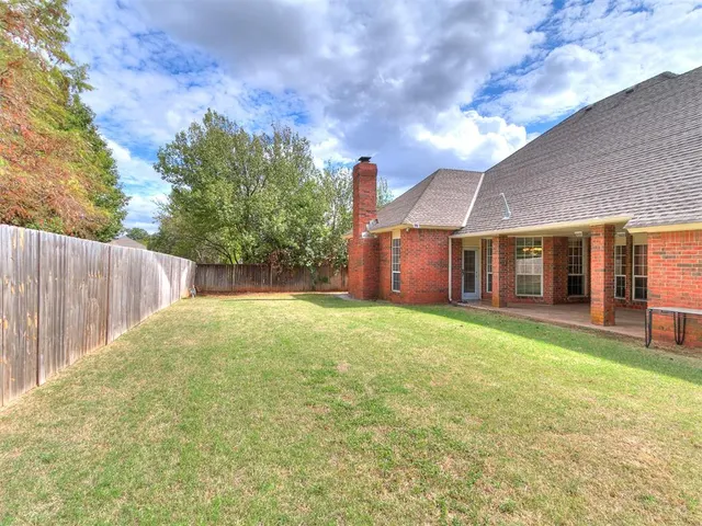 Photo 8 — 2413 Villa Lante Circle, Oklahoma City, OK 73170