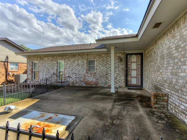 Photo 2 — 134 Chickasaw Lane, Yukon, OK 73099