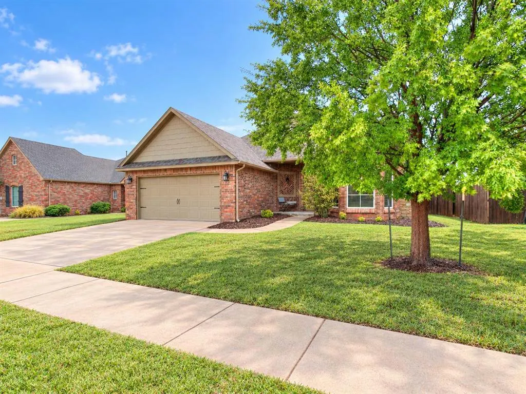 Photo 2 — 19128 Summer Grove Avenue, Edmond, OK 73012