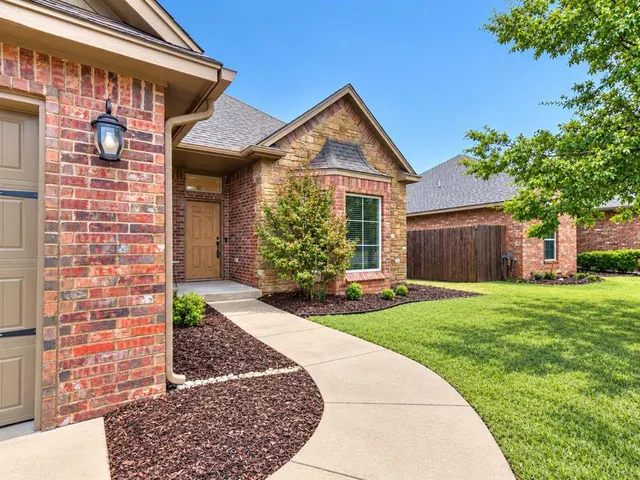 Photo 4 — 19128 Summer Grove Avenue, Edmond, OK 73012
