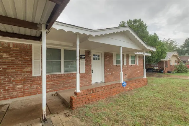 Photo 2 — 940 N Bradley Avenue, Oklahoma City, OK 73127