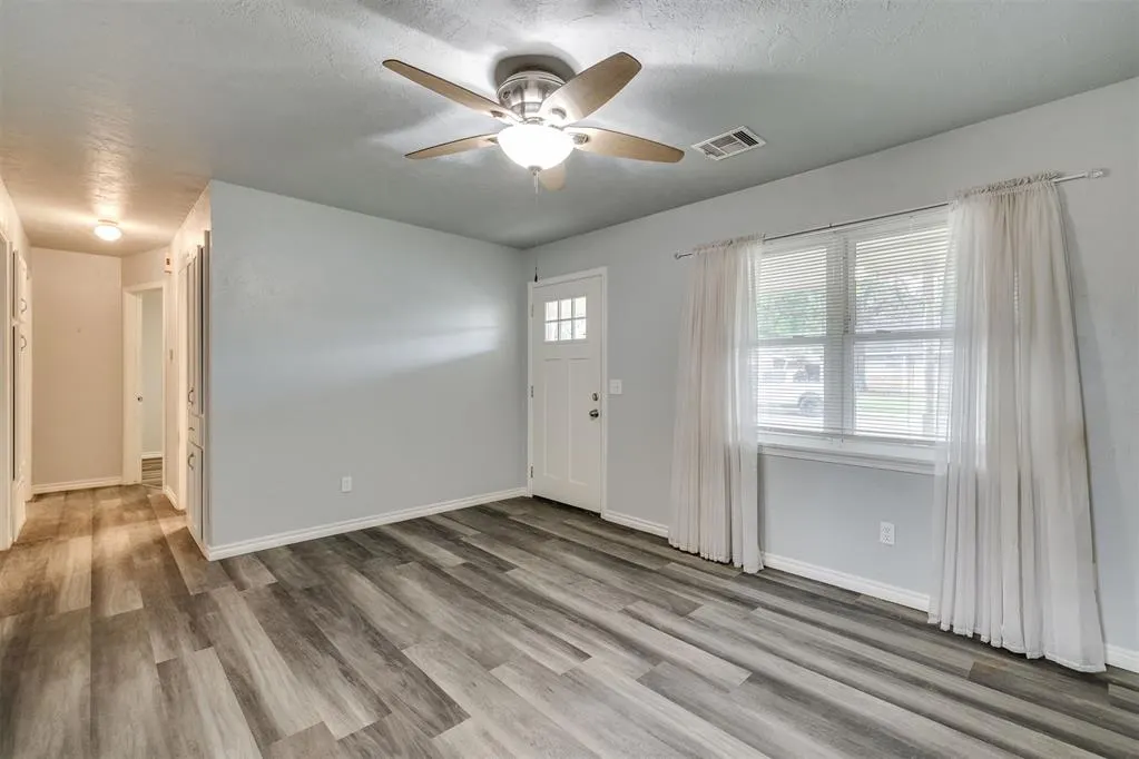 Photo 9 — 940 N Bradley Avenue, Oklahoma City, OK 73127