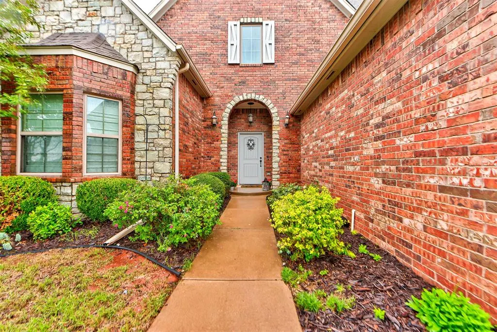 Photo 3 — 19004 Barnstable Court, Edmond, OK 73012