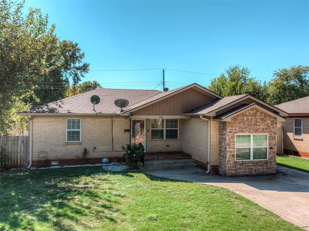 Front exterior — 921 Cherokee Place, Lindsay, OK 73052