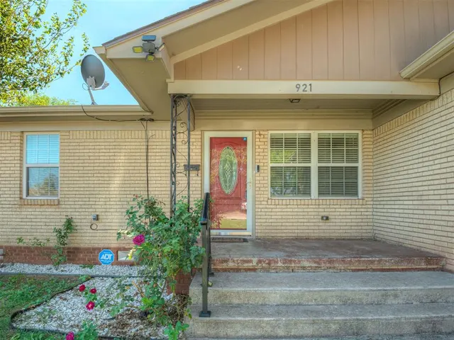 Photo 2 — 921 Cherokee Place, Lindsay, OK 73052