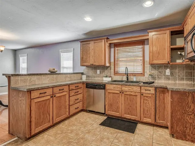 Photo 4 — 921 Cherokee Place, Lindsay, OK 73052