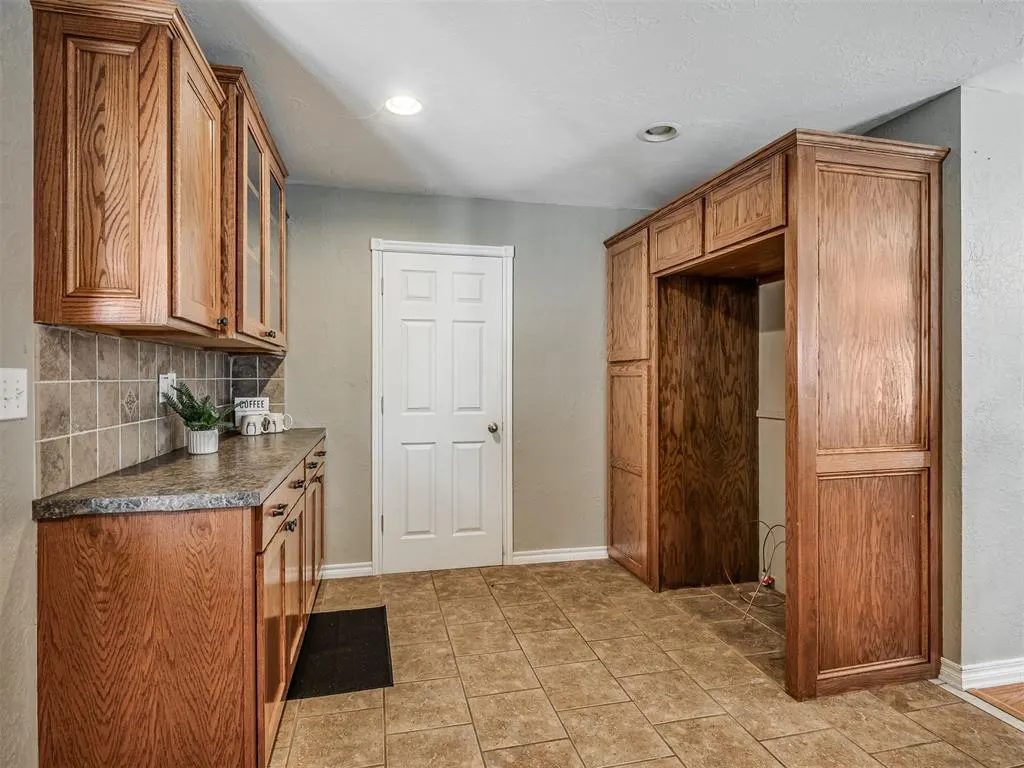 Photo 5 — 921 Cherokee Place, Lindsay, OK 73052